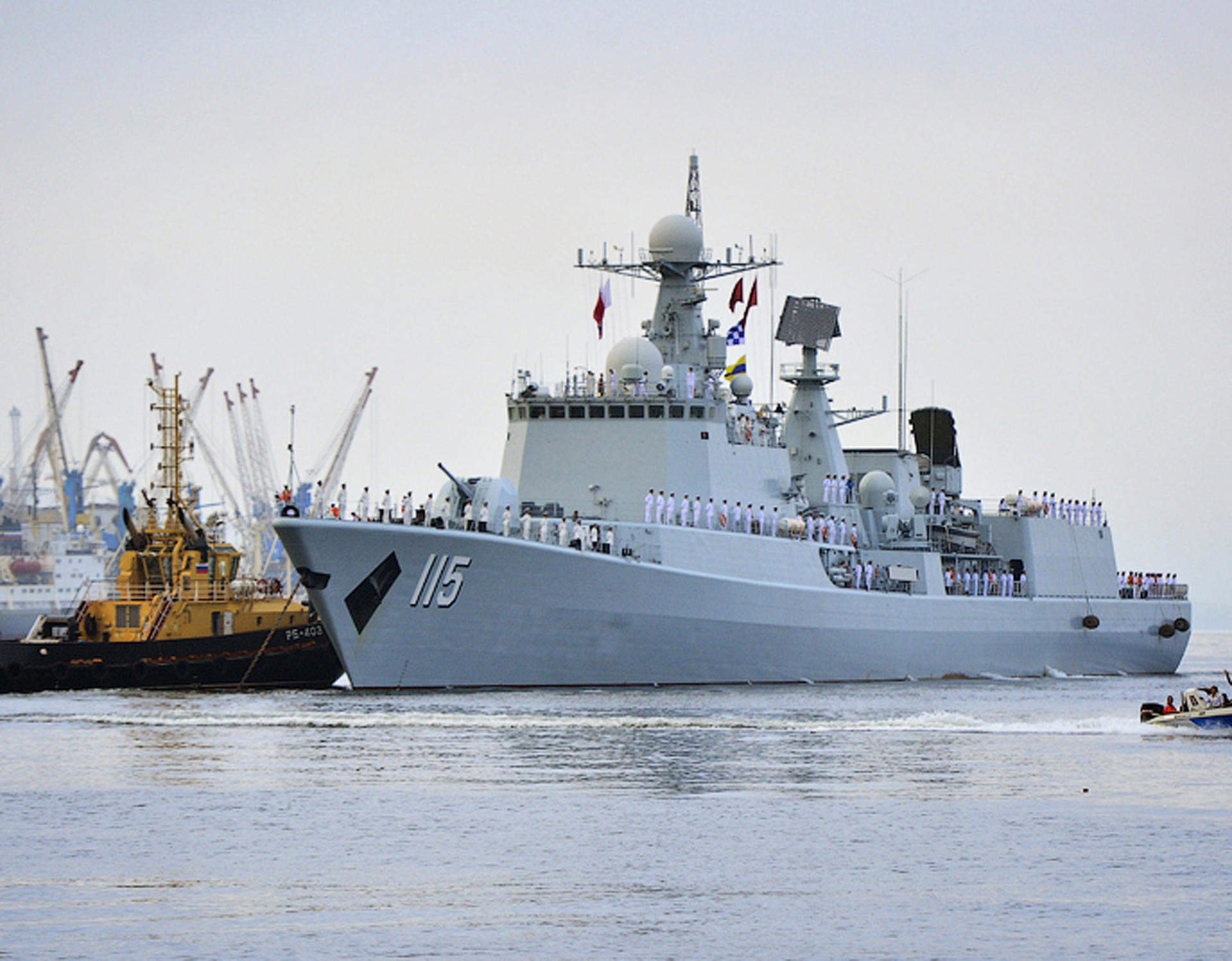 向解放军学习！俄官兵登上052D，在垂发前驻足，笔记本写满要点