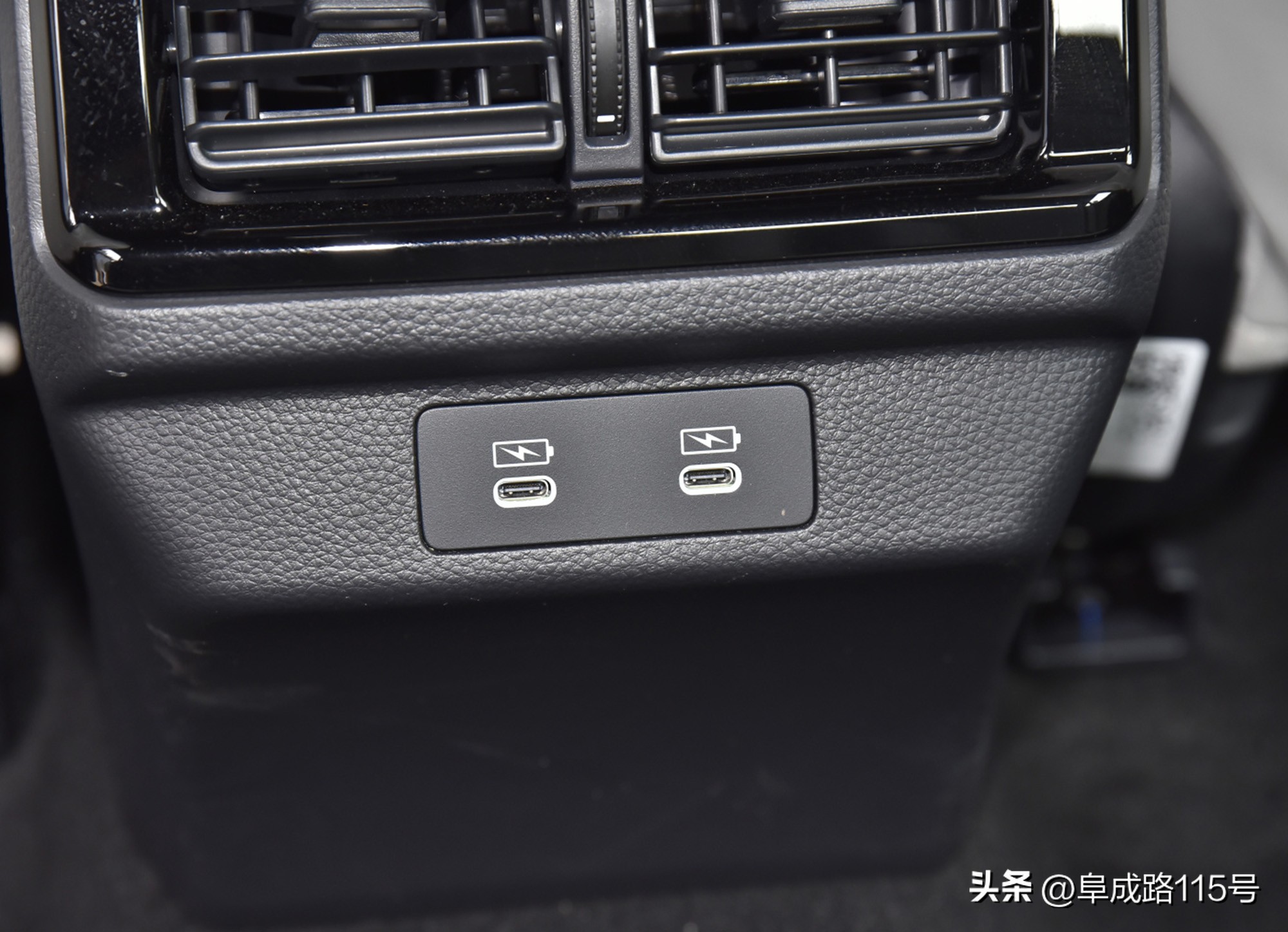 2018款本田英仕派,2022款本田英仕派黑白双拼外观