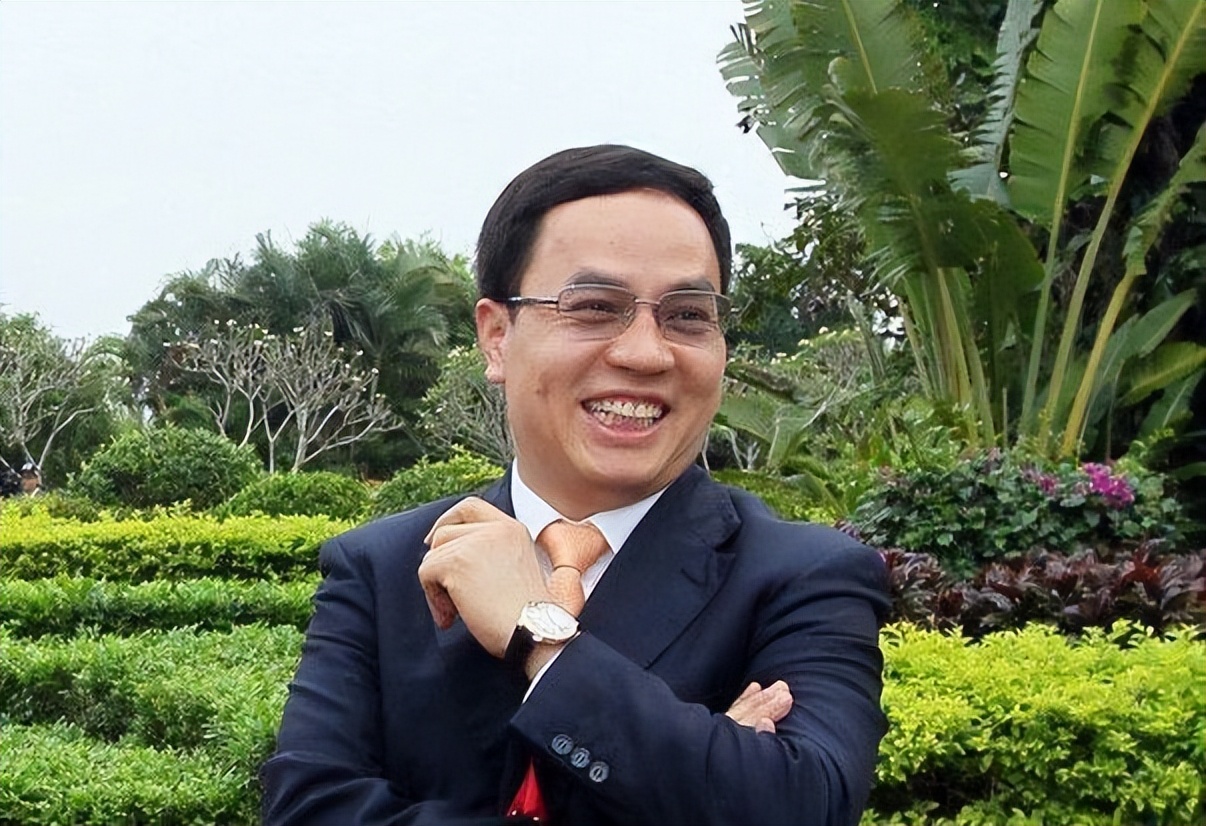 刚当首富三个月，千亿王国就崩了，最惨中国首富真是个大忽悠？