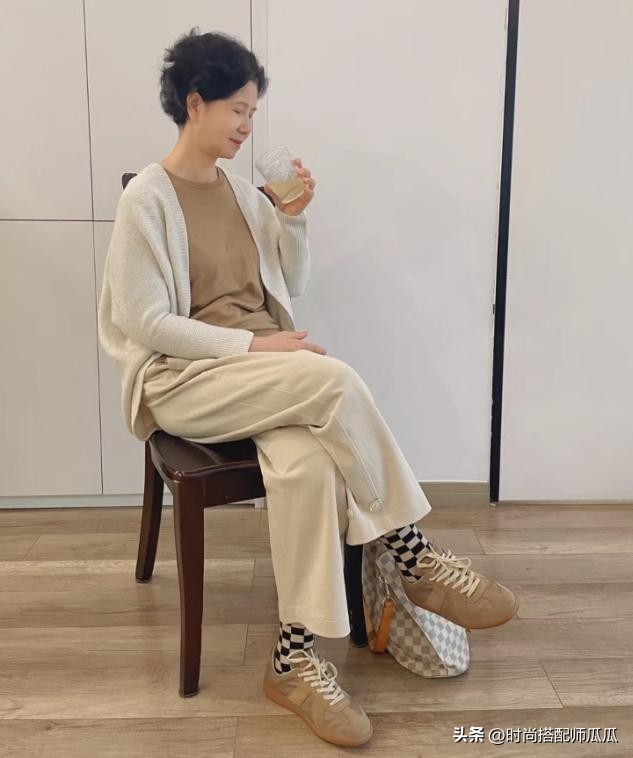 过了五十岁穿三种颜色洋气显白,中年适合穿什么色显瘦