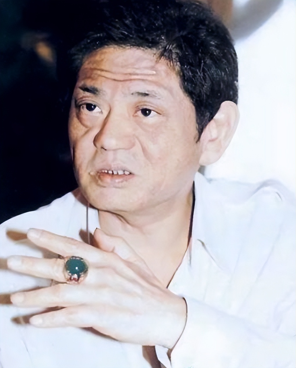 他年赚56亿拿20亿泡妞，别墅养着百位美女，晚年给儿子留26亿巨债