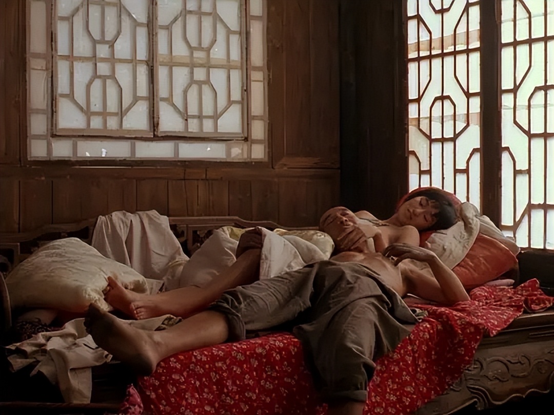 *窥偷**、*虐性**、不伦恋，这部90年代的电影戳破了压抑扭曲的人性欲望