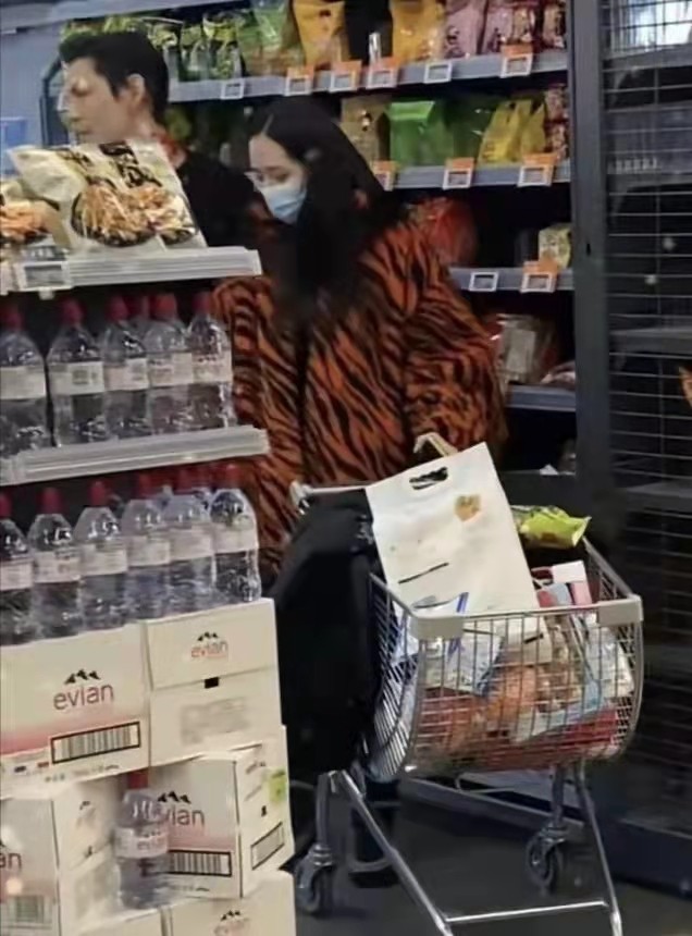 向佐郭碧婷恋爱前出席活动,郭碧婷向佐甜蜜牵手疑似恋情曝光