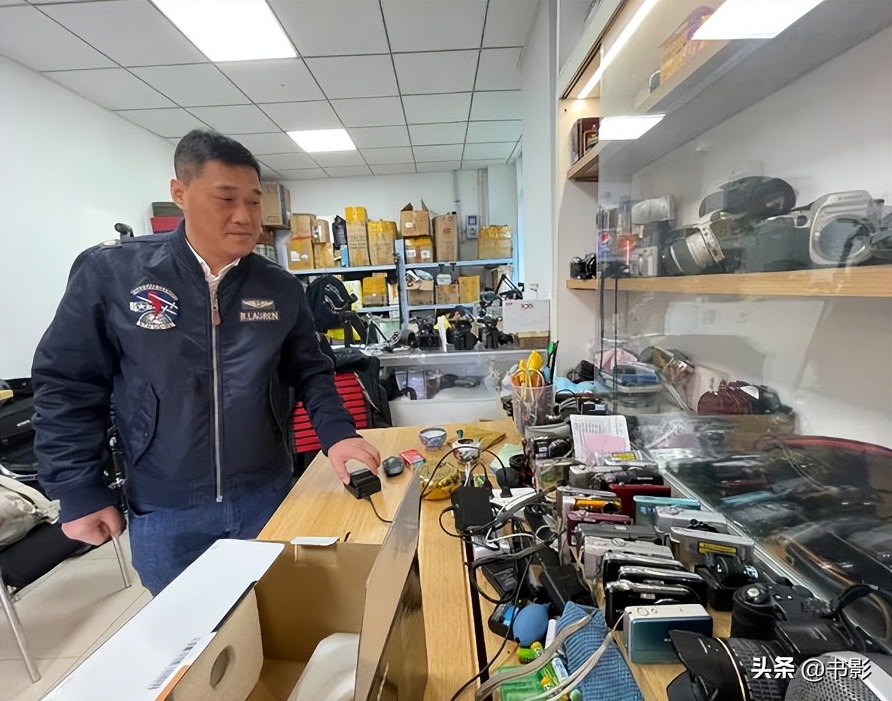 发现两张旧照片,发现了一台旧相机