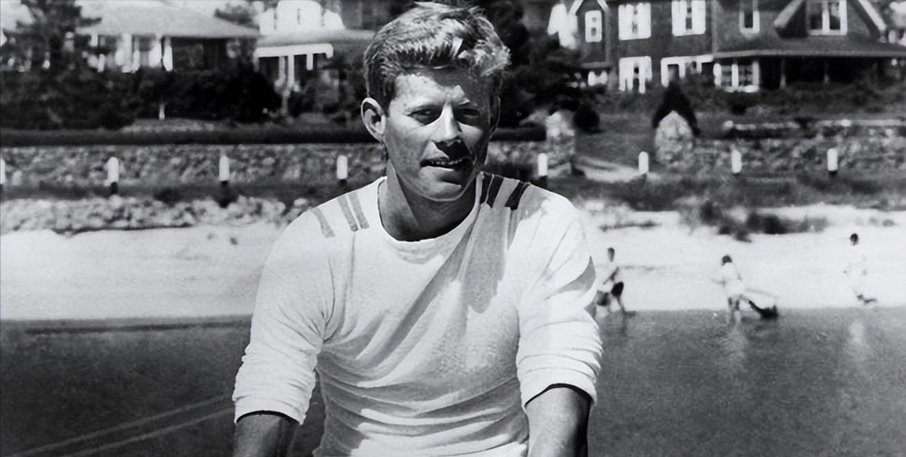 她是好莱坞第一位*星艳**，3.5亿卖出一个吻，却发明WiFi震惊世界