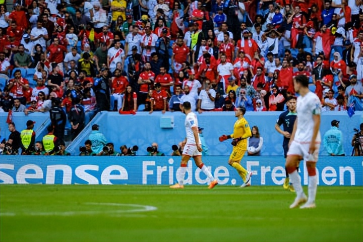 裁判员立功了！世界杯最大争议进球产生，主裁绊倒防守球员成转折