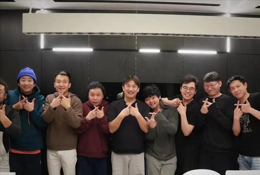 我穿着防爆服被观众暴打,但演出不能停