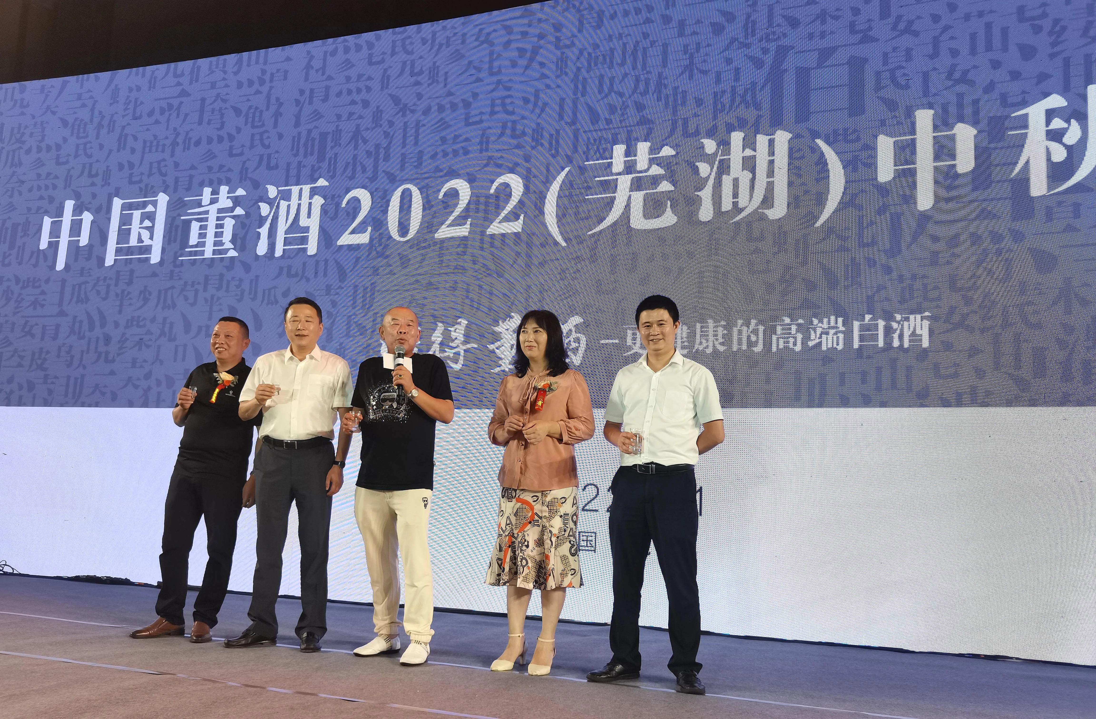 江城的夜千里迢迢,春城的秋夜