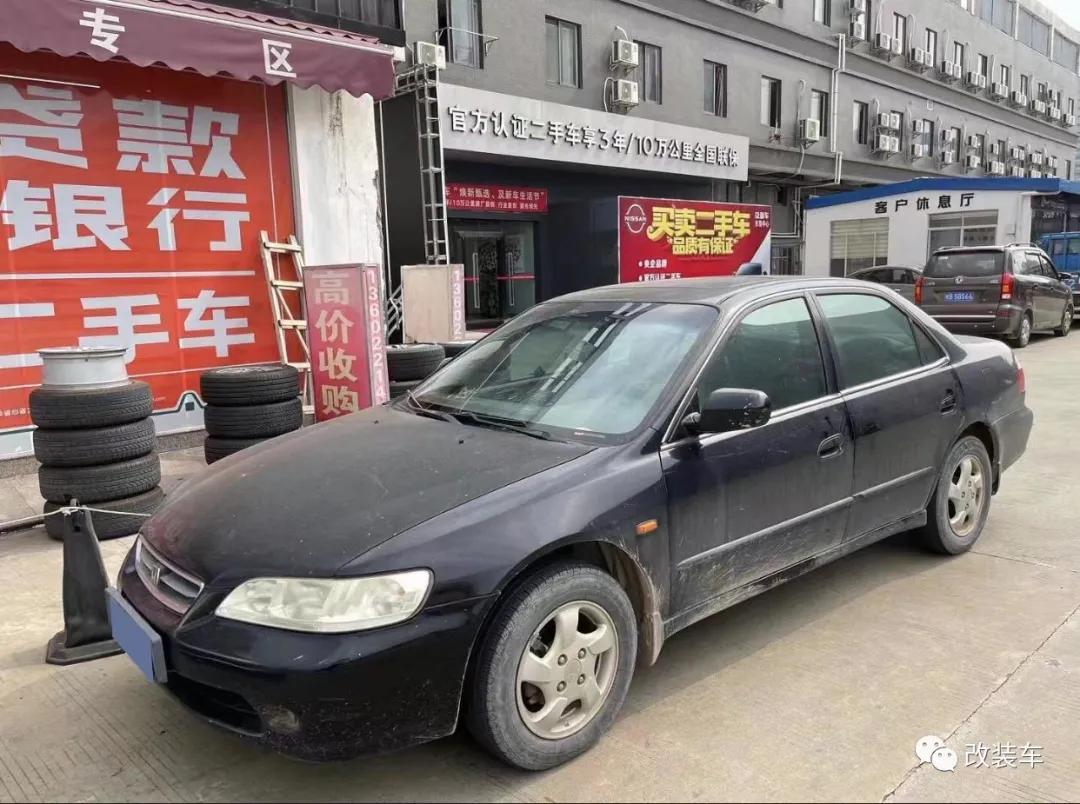 99年小伙的竞技风雅阁,被“美式截停”后也阻挡不了他继续玩车