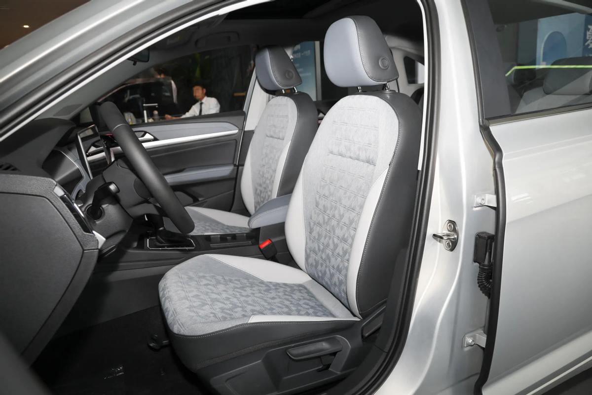 2023款朗逸和2022款朗逸哪个好,上汽大众朗逸2023款实拍