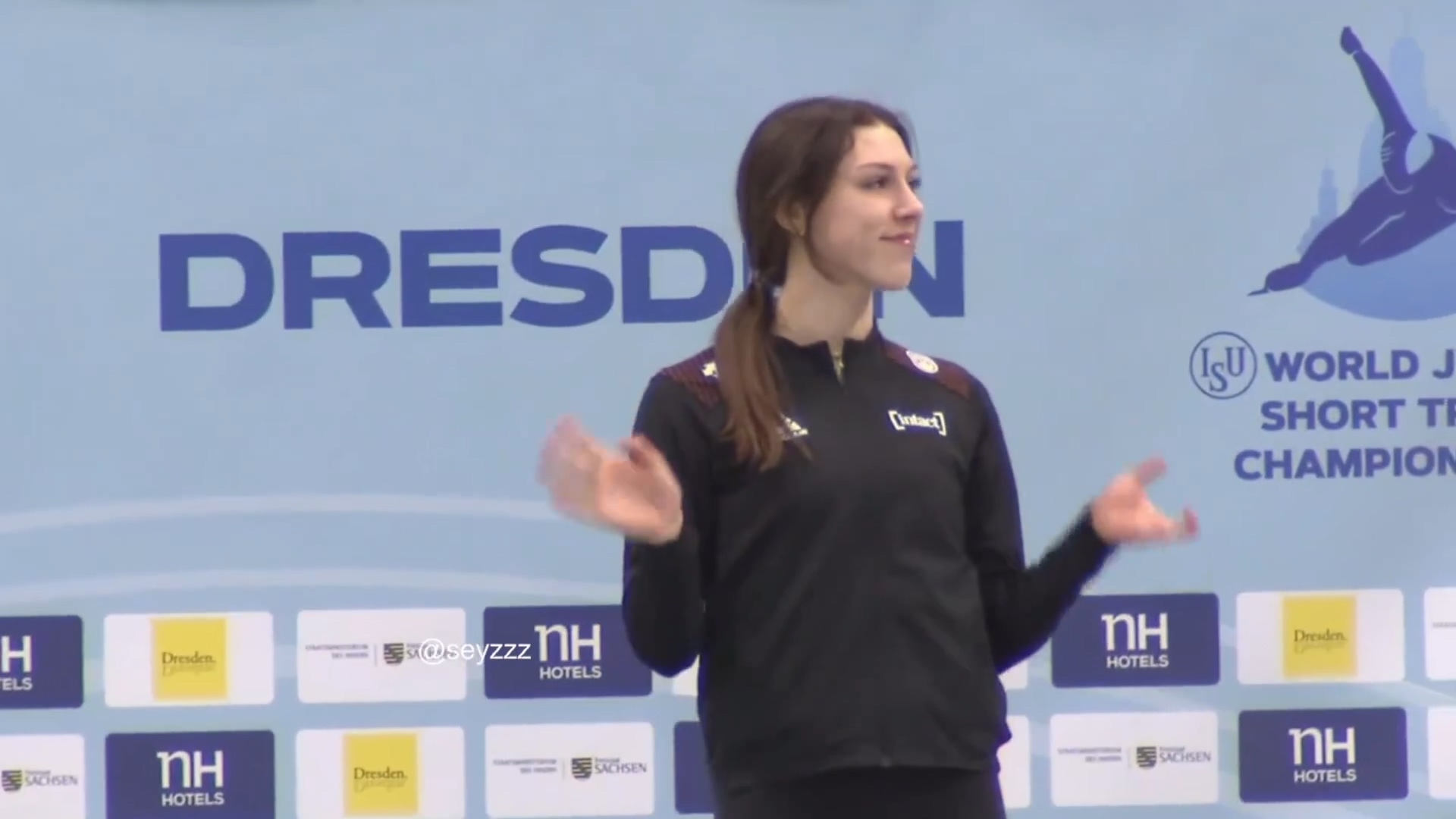 太励志！天生左手只有两根手指的她，克服身体残缺19岁夺世界冠军