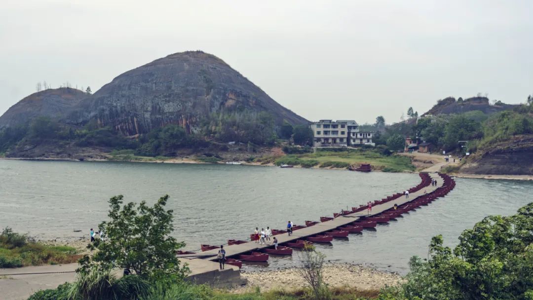 【上饶天下SHOW之铅山县】百年浮桥沧桑，百里信江画廊，辛弃疾巨雕缘何背城北望？