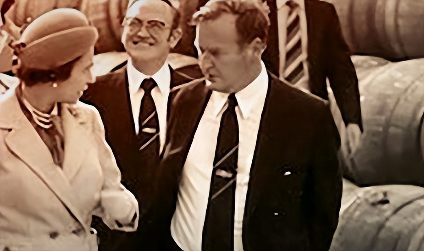 英女王百年的酒窖,英国女王文物