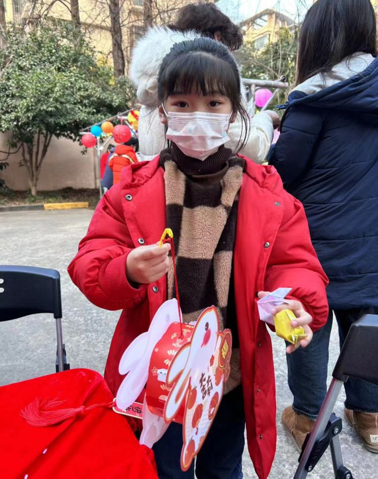 猜灯谜赢花灯趣味闹元宵,元宵节当然少不了做花灯猜灯谜