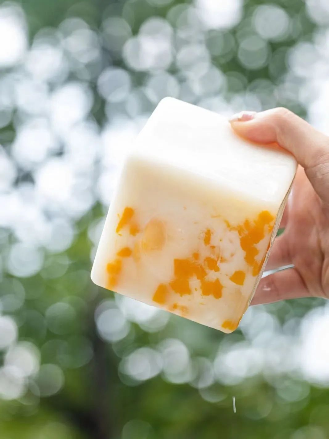 2天卖出50万杯会发光的“小苍兰香水茶”火爆抖音又一秋季爆款？