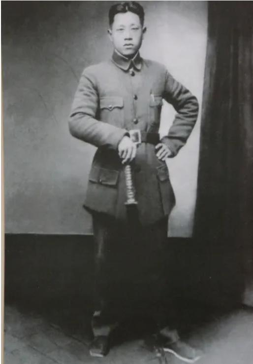 国军参谋长加入新四军，后率部“叛变”被骂汉奸，粟裕：连升三级