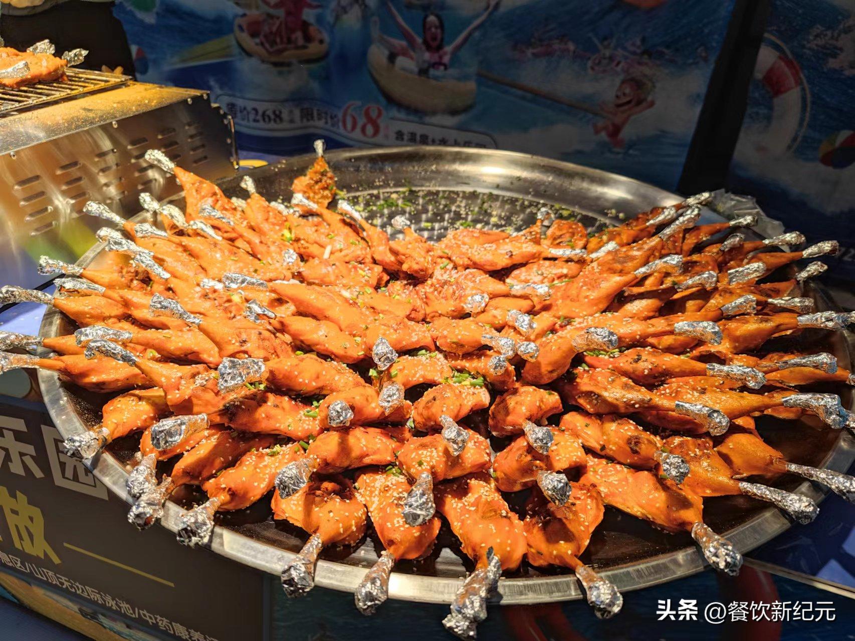 日入3000，江西00后女子摆摊卖烤兔腿，因高颜值走红，被众人围观