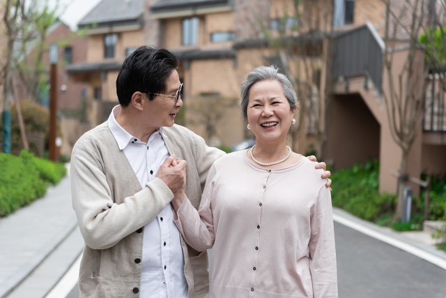 她58岁退休工资8000,外孙说:让我留这儿吧,我很乖,我能带妹妹