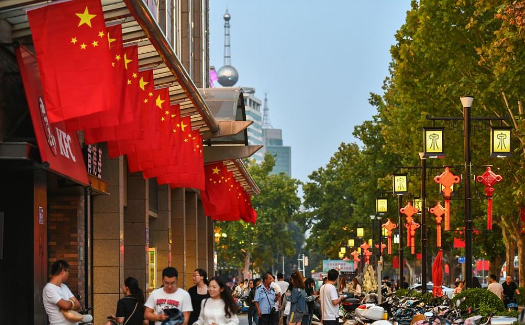 6月3日消息：美军机抵近山东舰，歼16没给歼15机会，与美机拼*刀刺**