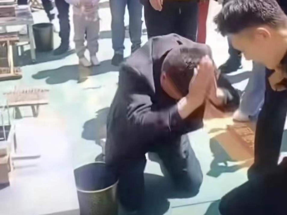 妹妹和姐夫一起睡，姐姐无奈睡一起，老丈人得知报复上门女婿