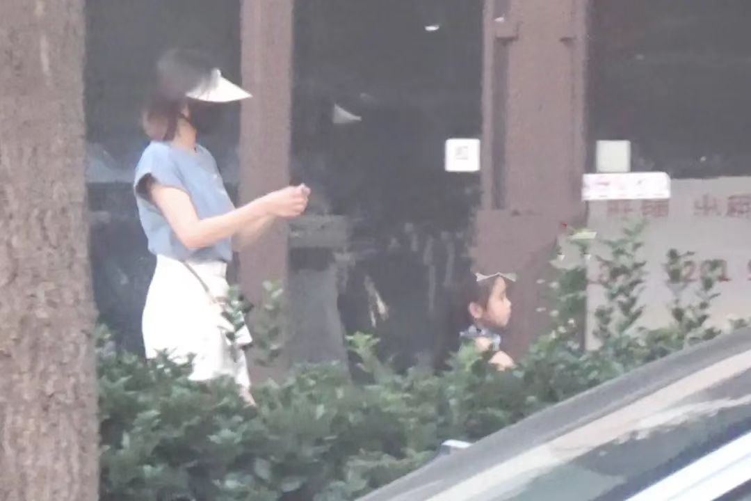 高圆圆超萌女儿正脸曝光,高圆圆和她的女儿探班赵又廷