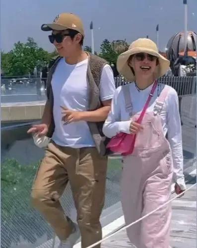 刚买的雪糕就吃了一口,邓超买雪糕第一口给孙俪