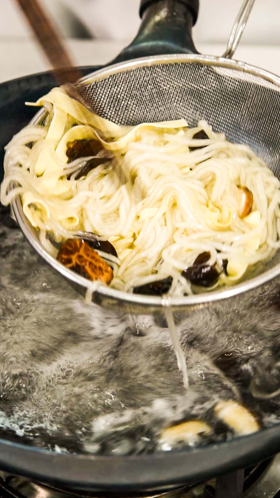 师傅教你这样做麻辣烫,怎么自己在家做麻辣烫吃