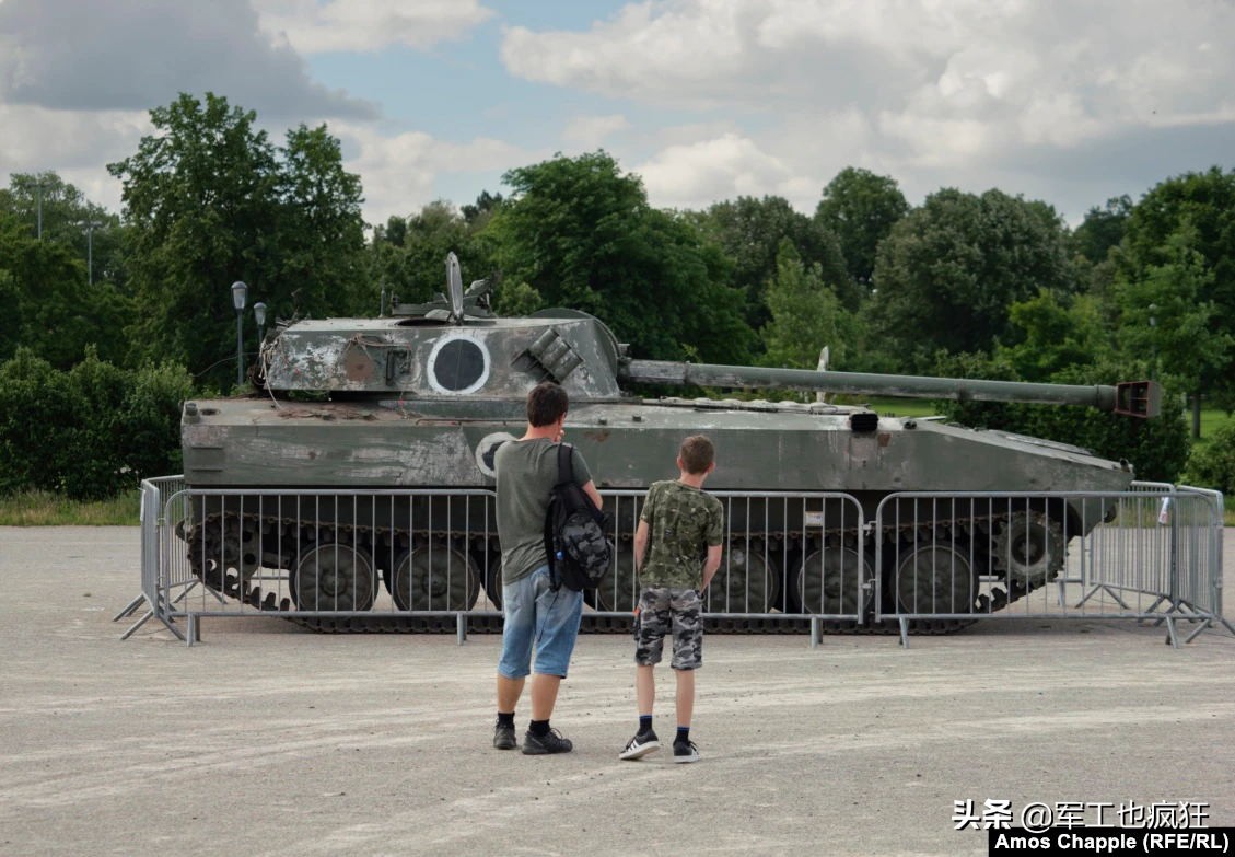 俄罗斯废旧*器武**在捷克展出，法国人意外躺枪遭鄙视