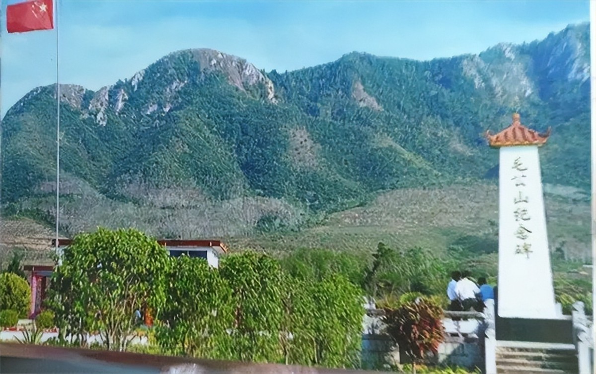 干部发现山头长得像毛主席，孔令华初见落泪，李讷感叹：太像了