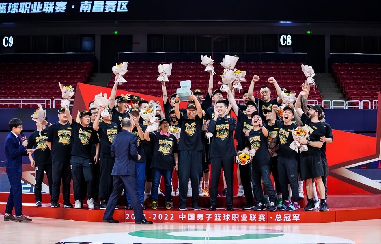 辽篮夺冠大连球迷,辽篮夺冠球迷疯狂庆祝