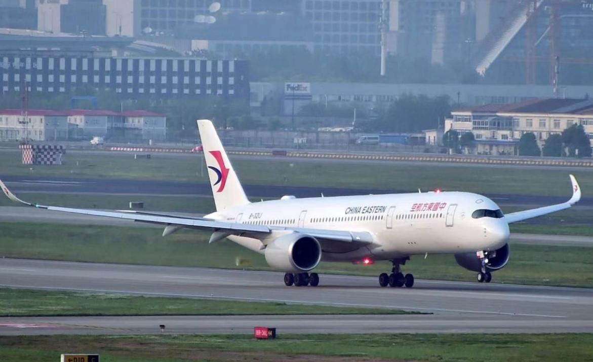 重达百吨的飞机是如何飞上天空的,近距离看看飞机起飞速度有多快