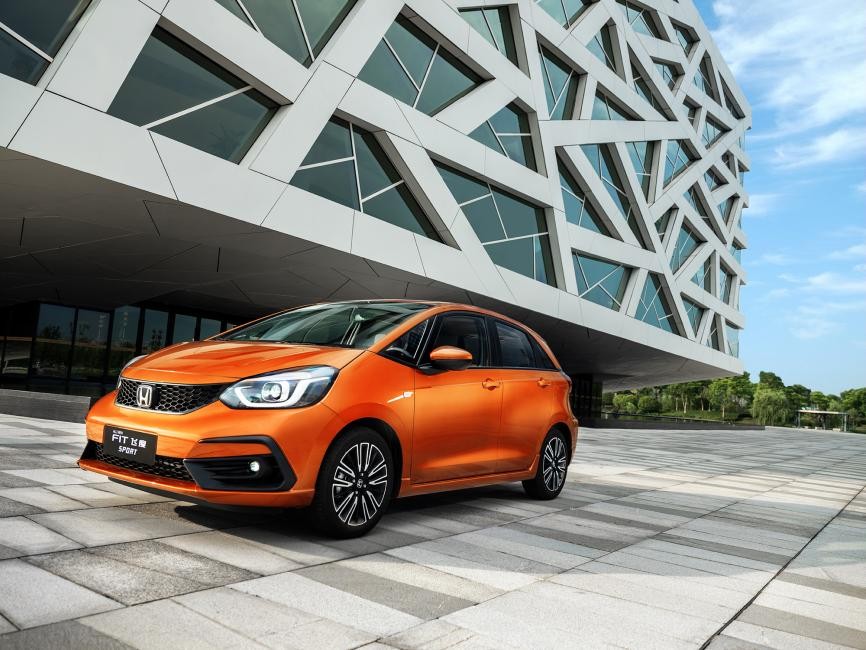 喜欢玩车的朋友你们在哪里,你身边有没有一群玩车的朋友