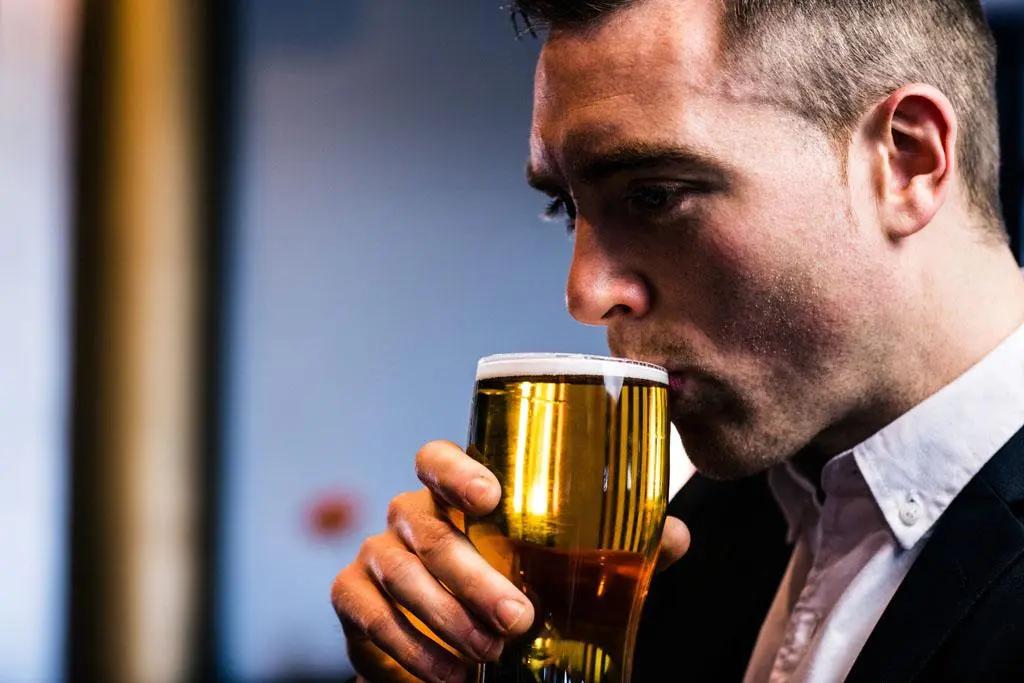 48岁男子酒后胳膊疼，检查心电图“无异常”，心内医生：赶紧抢救