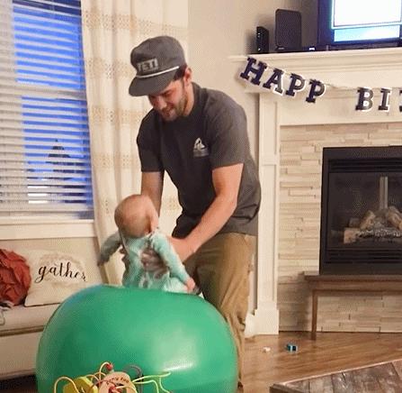 隔壁的单亲妈妈来我家借跑步机,但是为什么她还穿高跟鞋?: