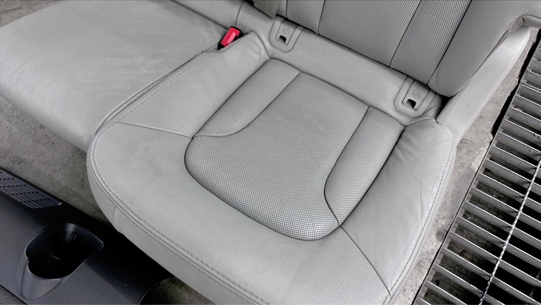 奥迪q7报废厂,老款奥迪q7出车祸