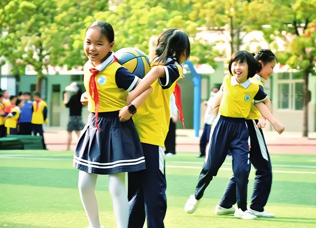 小学生课堂玩“*处私**”被教育，家长的回应有点毁三观，评论区亮了