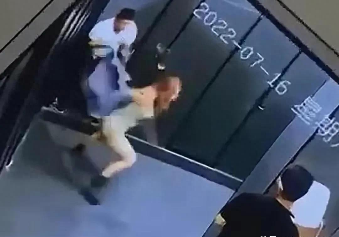 惊爆!女子遭男子性侵羞辱,现场视频曝光!