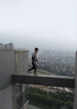 26岁湖南穷小伙“用命赌明天”，从263米高楼坠落，获赔3万