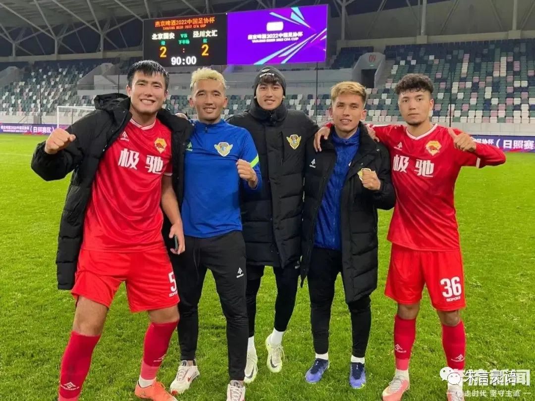 甘肃的这支足球队完美诠释:什么是光脚的不怕穿鞋的