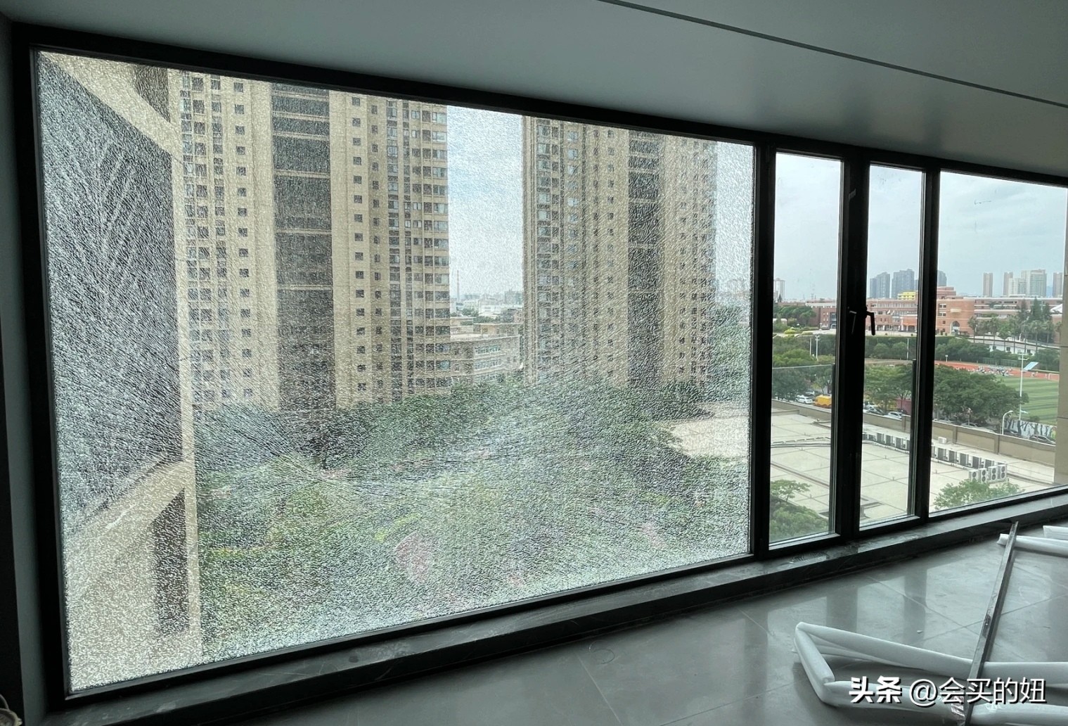 大玻璃和小玻璃哪种好,新型大玻璃应该注意些什么