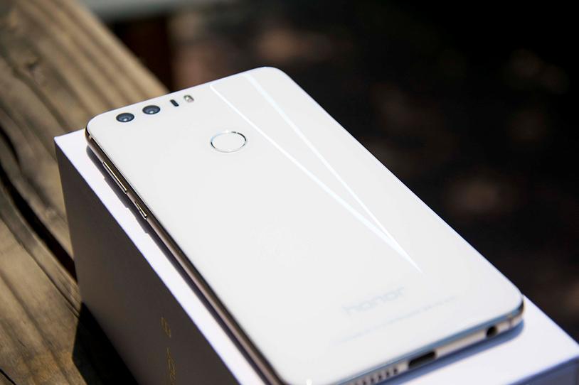 电子怀旧之旅（23）-“花漾”背板的先驱者-华为荣耀8