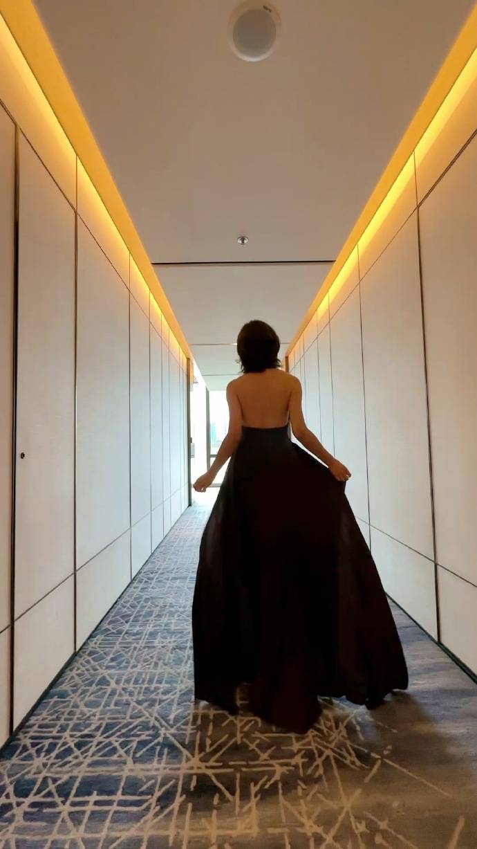 万茜穿深v薄纱裙,万茜黑色开叉长裙气质