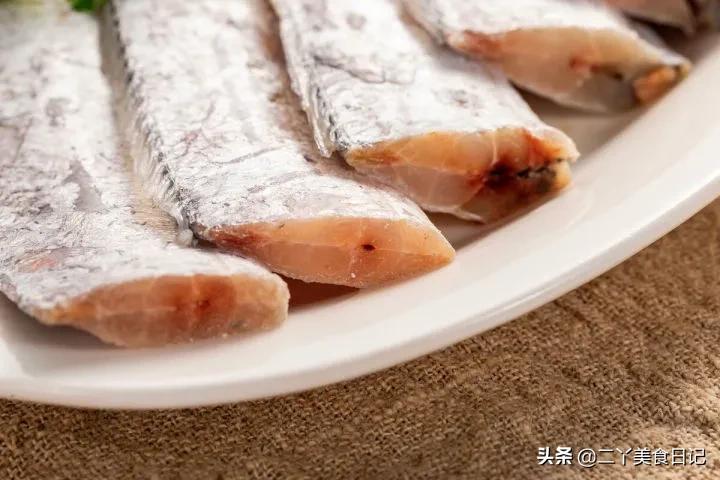 买带鱼眼珠黑好还是白好,买带鱼眼睛要什么颜色的好