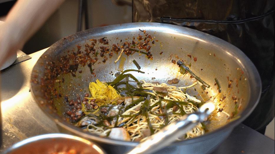 红河州有个“凉菜西施”，4㎡的小摊火了15年，一个月能卖10吨菜