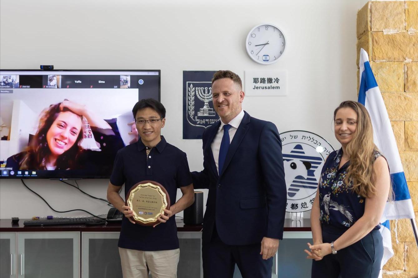 四川小伙救以色列女孩,以色列女孩得到四川成都小伙救助