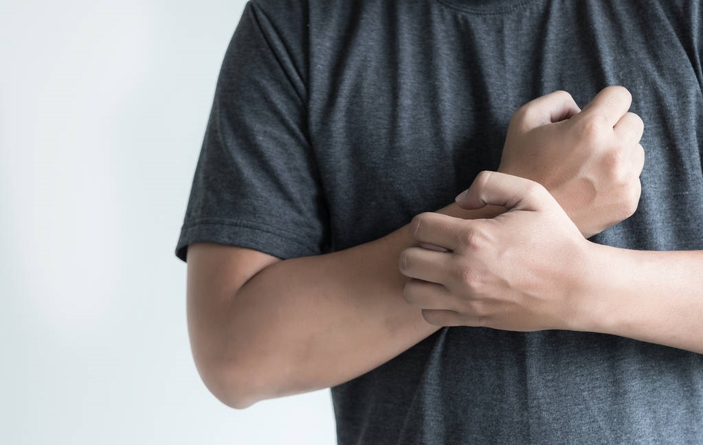 荨麻疹皮肤痒反复发作该怎么办,荨麻疹老是反复发作痒怎么治