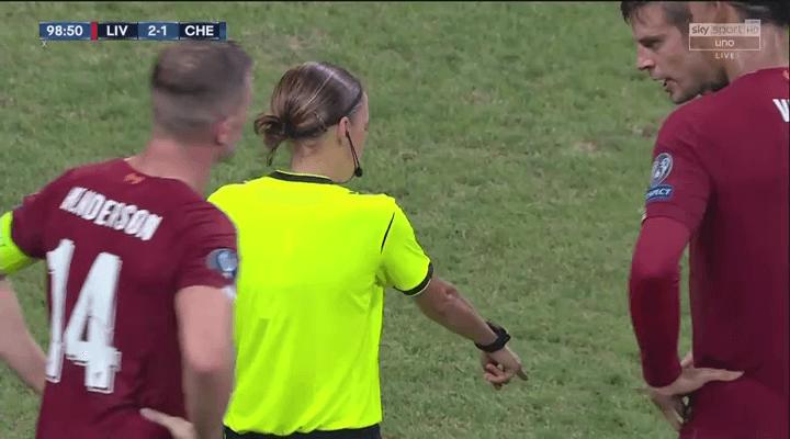 女裁判爬上球台,女裁判世界杯