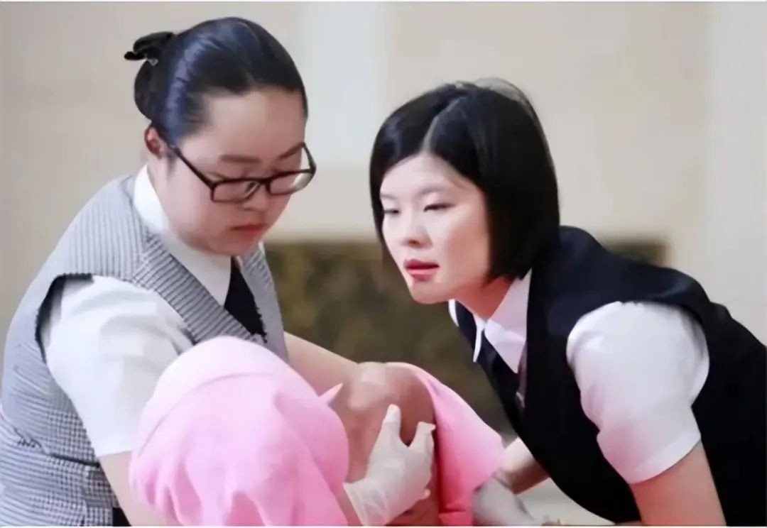 入殓师为什么不能触碰亲人的尸体,人死后必须要用入殓师吗