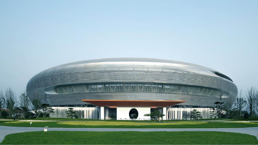【军魂铸鲁班】大运飞碟拥抱世界!中建八局匠心打造第31届世界大学生运动会开幕式场馆