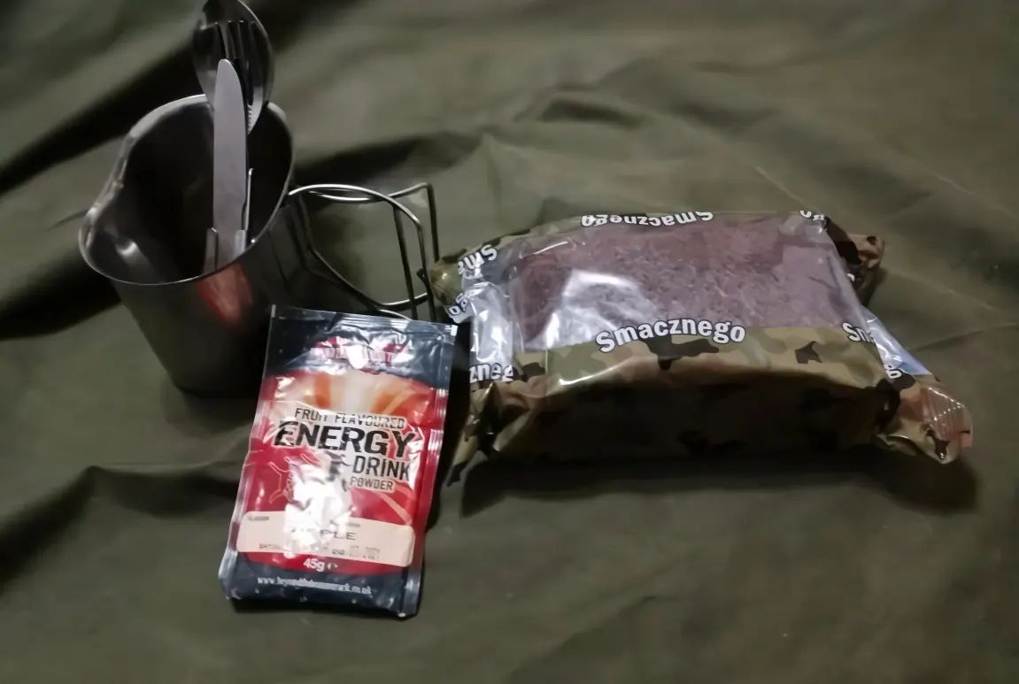 俄军缴获乌军口粮,乌军战俘扔掉俄军提供的口粮